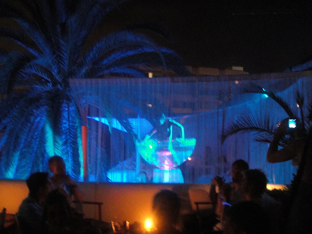 Una bailarina actuando en Pacha Ibiza, uno de los clubes de house clásicos de la isla