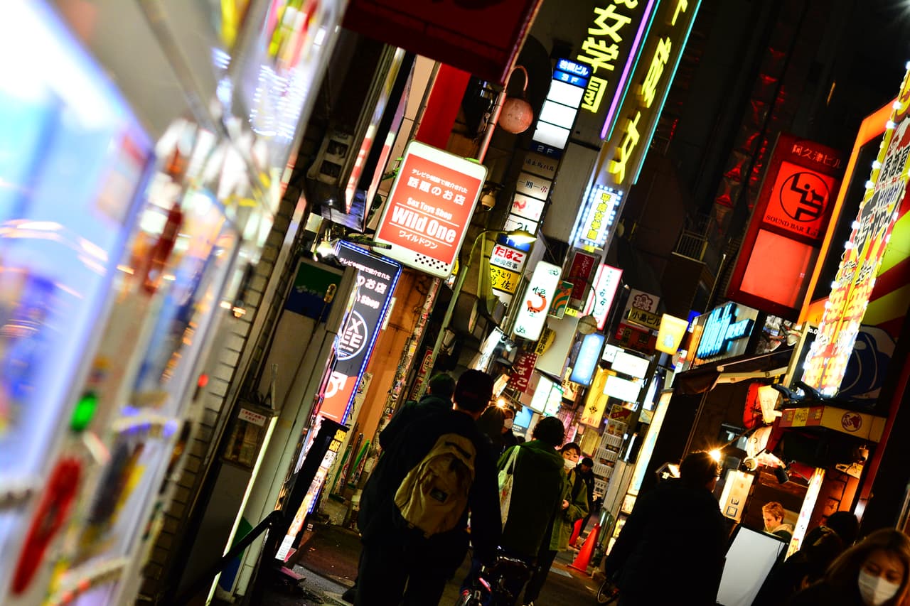 渋谷・道玄坂のネオンが並ぶ路地——東京のクラブ街の中心
