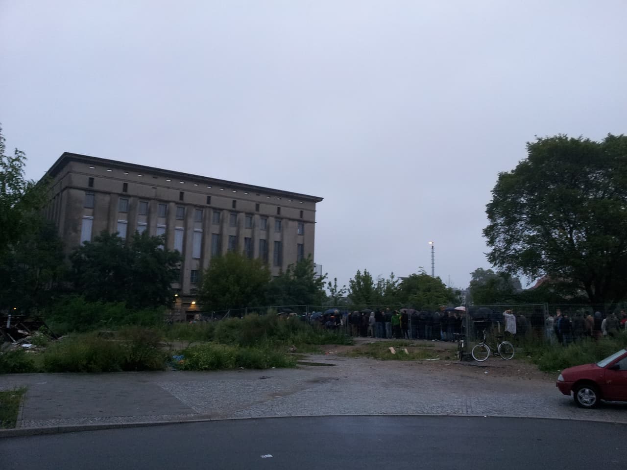 ベルリン・Berghain の外に並ぶ列——名高い選別的なドア